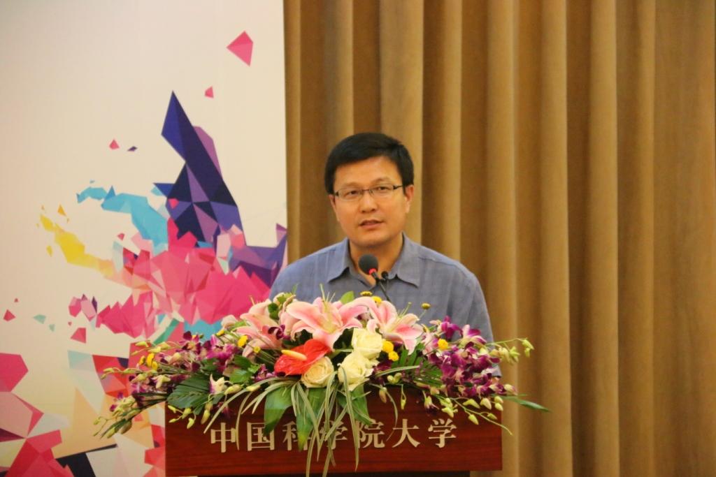 胡宝洋老师主持会议
